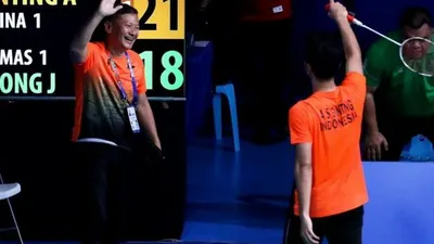 Pebulutangkis tunggal putra Indonesia, Anthony Sinisuka Ginting, merayakan kemenangan atas Soong Joo Ven (Malaysia) dalam laga final beregu putra SEA Games 2019 di Muntinlupa Sport Complex, Manila, Filipina, bersama sang pelatih Hendry Saputra (kiri), Rabu (4/12). [Humas PBSI]