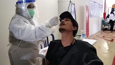Jurnalis peliput Piala Menpora 2021 mengikuti swab antigen