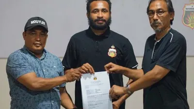 Artur Bonai resmi diperkenalkan manajemen Bhayangkara Solo FC. (dok MO Bhayangkara Solo FC)