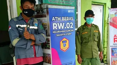 Kelurahan Cilincing, Cilincing, Jakarta Utara, mengoperasikan ATM Beras di Kantor Sekretariat RW 02. (dok)