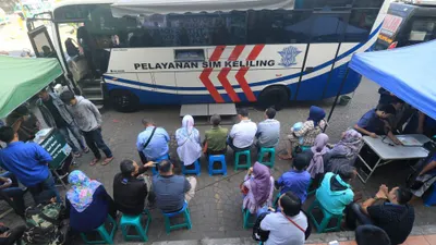 Ilustrasi warga mengantri memperpanjang SIM. Jadwal SIM keliling DKI Jakarta, Senin 18 April 2022.