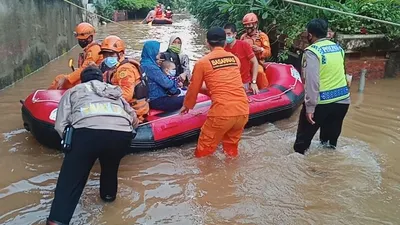 Petugas tengah mengevakuasi korban banjir. (dok Humas Polri)