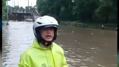 Jalan Depan Kemenhan Banjir, Mobil dan Motor Tak Bisa Lewat