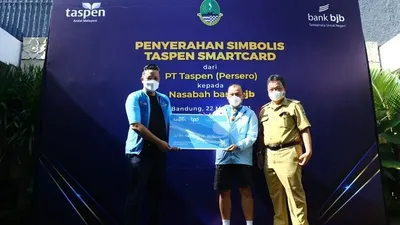 bank bjb dan TASPEN serahkan TASPEN Smartcard/ayojakarta/istimewa
