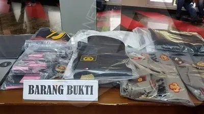 Barang bukti terkait kasus polisi gadungan yang diamankan Polda Metro Jaya. (Ayojakarta/Fichri Hakiim)