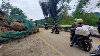 Diterjang Longsor, Akses Jalan Bandung-Cianjur Sempat Terputus (AyoBandung)