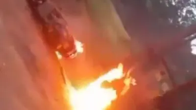 Sebuah sepeda motor terbakar saat geng motor XTC dan Moonraker terlibat bentrok di Kabupaten Bandung Barat. [Tangkapan Layar Instagram @infojawabarat]