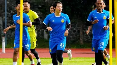 Ruben Sanadi dan kawna-kawan saat mengikuti sesi latihan perdana Bhayangkara Solo FC di Stadion UNS, Kota Solo, Kamis (25/2/2021). (dok Media Bhayangkara Solo FC)
