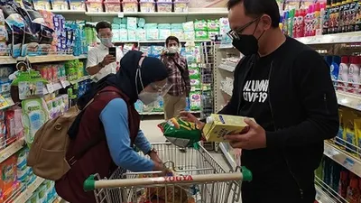Wali Kota Bogor Bima Arya Sugiarto, saat mendampingi perawat berbelanja, di salah satu supermarket di Kota Bogor. (Ayobogor/Yogi Faisal)