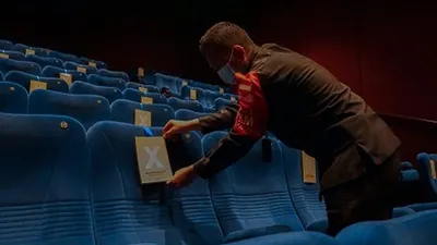 Petugas bioskop saat melakukan pembersihan di salah satu teater bioskop. (Dok Cibinong City Mall Bogor)