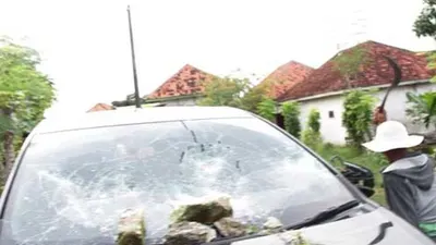 Mobil milik BNNP Jatim dirusak massa saat menangkap DPO narkoba. (dok Humas BNNP Jatim)