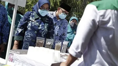 Bupati Bogor Ade Yasin saat menggelar Boling, di Kecamatan Cigombong, Kabupaten Bogor, Rabu (17/3/2021). (Ayobogor/Yogi Faisal)