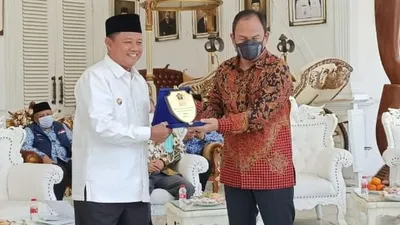 Wagub Jabar dan Bupati Cianjur raih penghargaan peduli jurnalis. (dok)