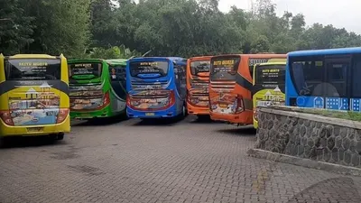 17 armada bus aset PT Asuransi Angkatan Bersenjata Republik Indonesia (Asabri) yang diduga terkait kasus korupsi diamankan di garasi Damri, Palur, Kabupaten Karanganyar. (Ayojakarta/Budi Cahyono)