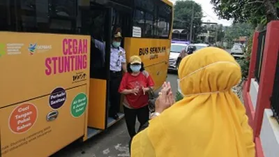Pemprov DKI menyiapkan 25 bus sekolah untuk antar-jemput lansia saat vaksinasi Covid-19. (dok)