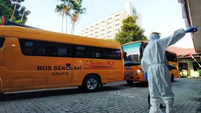 Bus Sekolah DKI Evakuasi Ratusan Pasien Covid-19 ke Wisma Atlet