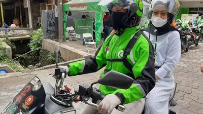 Driver Gojek menerapkan J3K untuk mengantar pelanggan. (ayobogor/Husnul Khatimah)