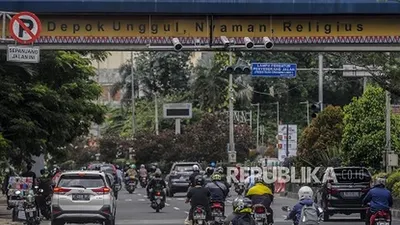 [ilustrasi] Sejumlah kendaraan melintas di dekat closed circuit television (CCTV) yang terpasang di Jalan Raya Margonda, Depok, Jawa Barat.  Foto: Republika/Putra M. Akbar