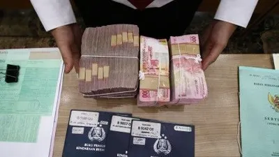 Ilustrasi - Petugas menunjukkan barang bukti saat rilis sindikat penipuan online.