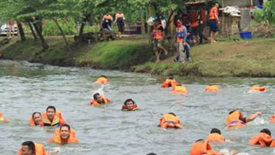 Anggota Satpol PP dan PPSU Jaktim Gelar Latihan Evakuasi Korban Banjir
