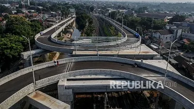 Suasana flyover tapal kuda di kawasan Lenteng Agung, Jakarta, Sabtu (14/11). Pengerjaan proyek flyover tapal kuda Lenteng Agung dan Tanjung Barat yang ditargetkan rampung pada Desember 2020 itu kini sudah mencapai 90 persen dan bisa mulai dioperasikan pada Januari 2021. Republika/Putra M. Akbar