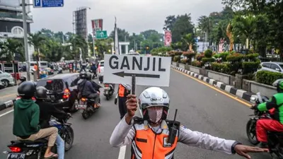 Petugas gabungan saat melakukan operasi ganjil genap di Sistem Satu Arah (SSA) Kebun Raya Bogor, akhir pekan kemarin/ dok. Pemkot Bogor
