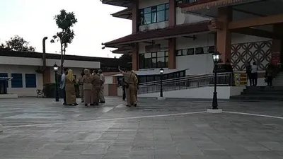 Wali Kota Solo terpilih, Gibran Rakabuming Raka diketahui sudah memulai agenda blusukan di Pasar Klewer, Selasa (23/2/2021). [Suara.com/R Augustino]
