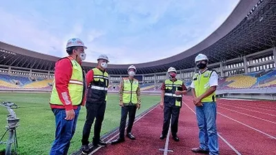 PT Liga Indonesia  Baru (LIB) selaku  Organizing Commitee (OC) Piala Menpora 2021 bersama Gibran Rakabuming Raka mengecek persiapan Stadion Manahan, Rabu (10/3/2021) siang. (Ayojakarta/dok)
