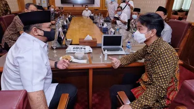 Menteri Agama (Menag) Yaqut Cholil Qoumas bertemu Wali Kota Surakarta Gibran Rakabuming Raka membahas ground breaking pembangunan The Surakarta Grand Mosque. (ist)