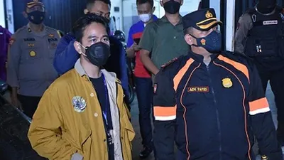 Gibran Rakabuming Raka bersama Kapolresta Surakarta saat razia penyakit masyarakat di Kota Solo, Sabtu (27/2/2021). (dok)