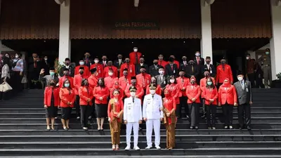 Gibran dan Teguh Prakosa resmi dilantik menjabat Wali Kota/Wakil Wali Kota Surakarta masa jabatan 2021-2026 di Gedung DPRD Surakarta, Jumat (26/2/2021). (Ayojakarta/Budi Cahyono))
