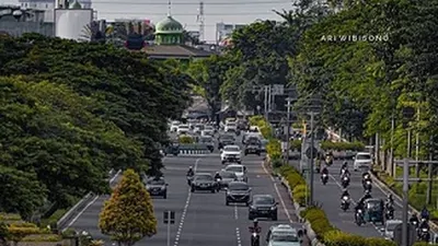 Melalui akun media sosialnya, Dinas LH DKI Jakarta memposting sebuah foto Gunung Pangrango, Bogor yang diambil dari kawasan Kemayoran, Jakarta Pusat/dok: Instagram @dinaslhdki