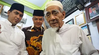 Mbah Moen sebut membuang air ludah di sembarang tempat bisa membuat rezeki reset.