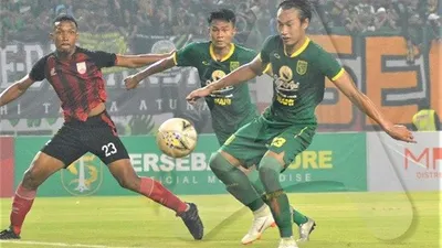 Hansamu Yama menguasai bola saat beruji coba melawan Persis Solo di Stadion Gelora Bung Tomo, tahun lalu. (Ayojakarta/Budi Cahyono)