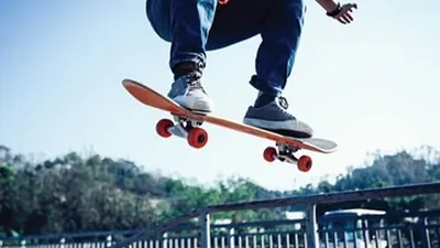 [ilustrasi] Saptol PP DKI Jakarta bubarkan pemain skateboard di JPO Senen. (dok)
