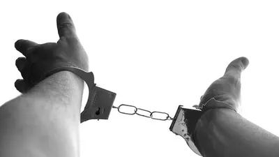Polisi Tangkap Maling Motor yang Bersembunyi di Atap Rumah Warga di Cakung