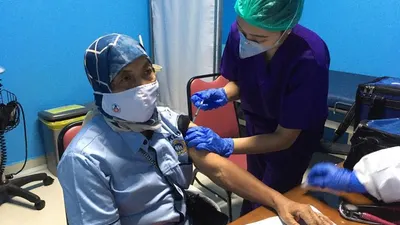 Warga Kelurahan Warakas, Tanjung Priok, Rusminah (71), menjadi warga lanjut usia (lansia) pertama yang menerima vaksin Covid-19 di Jakarta Utara/dok: utara.jakarta.go.id.