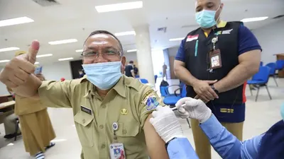 Asisten Perekonomian dan Pembangunan Sekretaris Kota Administrasi Jakarta Utara, Suroto peserta pertama vaksinasi Covid-19 untuk ASN/dok: utara.jakarta.go.id
