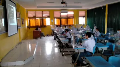 Suasana ujicoba pembelajaran tatap muka di SMAN 2 Cibinong, Kabupaten Bogor (Yogi Faisal/ AyoJakarta)