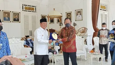 Wagub Jabar dan Bupati Cianjur Raih Penghargaan Peduli Jurnalis