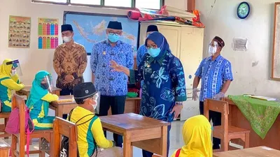 Bupati Bogor Ade Yasin dan Wakil Bupati Bogor Iwan Setiawan, saat melakukan kunjungan ke SDIT Al Fatih di Kampung Muara, Desa Ciburuy, Kecamatan Cigombong, Kabupaten Bogor/Diskominfo Kabupaten Bogor