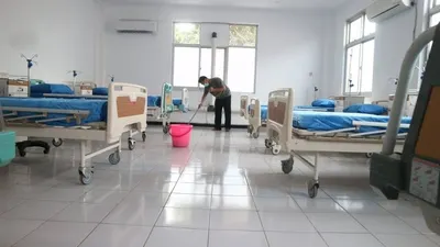 Salah seorang petugas saat membersihkan ruang perawatan pasien covid-19 Kota Bogor (Dok Pemkot Bogor)