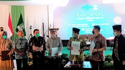 Komisaris PT Pasifik Sakti Enjiniring (PSE), Diah Warih Anjari (paling kiri) dan Ketua PBNU Bidang Ekonomi, Eman Suryaman, beserta jajaran direksi PT PSE saat penandatangan Perjanjian Kerja Sama Pemasaran Sepeda Motor Listrik di Indonesia, Sabtu (3/4/2021). (ist)