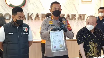 Polres Jakarta Barat Tangkap Pelaku Penyuntikan Filler Payudara Ilegal (Fichri Hakiim/ AyoJakarta)