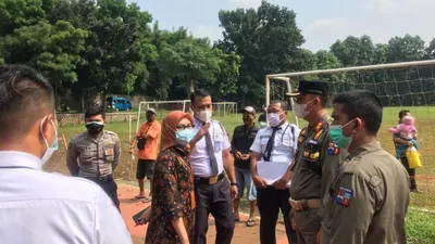 Satpol-PP Kota Bogor saat melakukan penertiban di lokasi pendistribusian bansos, di komplek Gor Padjajaran Kota Bogor.
