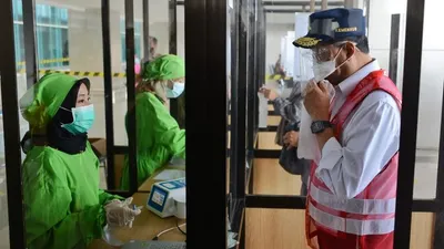 Menhub Budi Karya Sumadi mengecek GeNose Test di Bandara Juanda, Surabaya / dok. Kemenhub