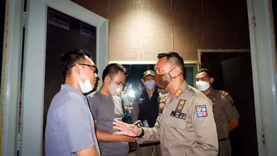 Satpol-PP Kota Bogor saat memberikan sanksi kepada pengusaha cafe dan resto (Dok Pemkot Bogor)