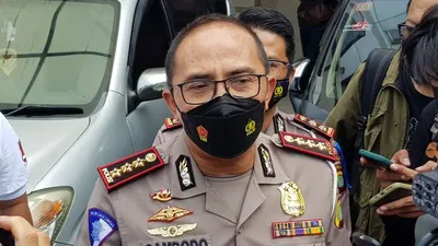 Direktur Lalu Lintas Polda Metro Jaya, Kombes Pol Sambodo Purnomo Yogo, saat dimintai keterangan terkait titik penyekatan. (Fichrihakiim/Ayojakarta.com)