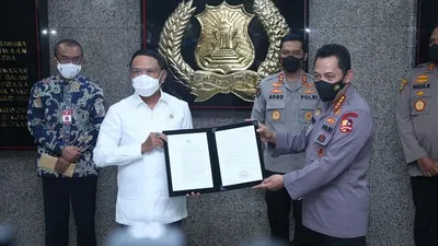Kapolri Jenderal Listyo Sigit Prabowo (kanan) dan Menteri Pemuda dan Olahraga (Menpora), Zainudin Amali/ayojakarta/fichri hakiim