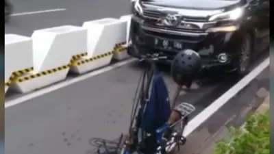 Sebuah mobil mewah nekat masuk jalur sepeda di kawasan Jalan Jenderal Sudirman-MH Thamrin/dok: Instagram @koalisipejalankaki